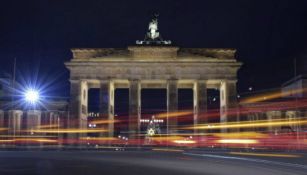 Las luces de los coches iluminan la Puerta de Brandeburgo