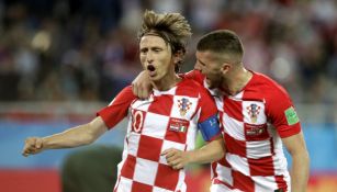 Luka Modric celebra con  Ante Rebic su gol contra Nigeria 