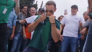 Zague, durante la firma de la mega playera de la Selección Mexicana