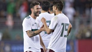 Miguel Layún y Oribe Peralta celebran anotación en amistoso