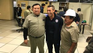 Caixinha sonríe junto a trabajadores de la Ciudad Cooperativa