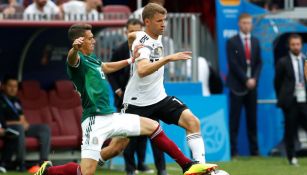 Thomas Müller disputa un balón con Héctor Moreno