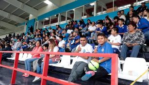 Aficionados observan el entrenamiento de Cruz Azul