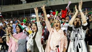 Mujeres observan el partido de Irán vs España en estadio de Teherán