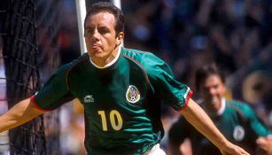 Cuauhtémoc Blanco festeja un gol con el Tri