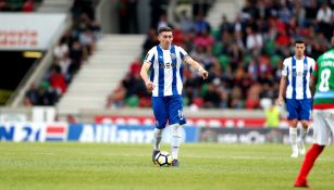 Héctor Herrera conduce el balón en un juego con el Porto