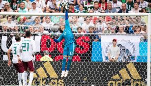 Ochoa realiza una atajada contra Corea en el Mundial 