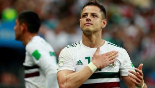 Chicharito celebra gol en juego contra Corea