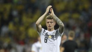 Toni Kroos aplaude tras mararle gol a Suecia