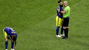 Jimmy Durmaz habla con el árbitro durante el duelo vs Alemania