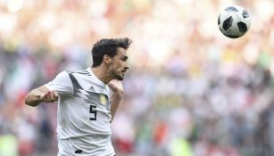 Mats Hummels conecta con la cabeza un balón