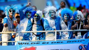 Aficionados de Argentina alientan a su equipos en el juego contra Croacia