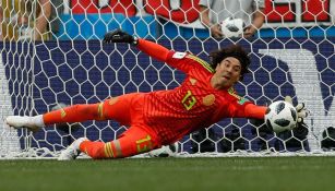 Ochoa realiza una atajada en el duelo del Tri vs Alemania