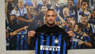 Radja Nainggolan posa con una playera del Inter de Milán