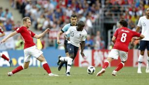 N'Golo Kanté intenta escaparse con el balón en juego vs Dinamarca