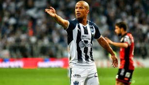 Carlos Sánchez reclama una falta en un duelo con Monterrey