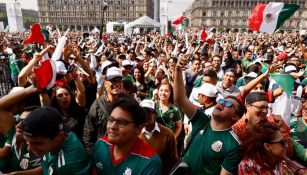 Aficionados mexicanos observan juego del Tri en el Zócalo 