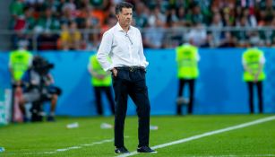 Osorio observa atento a sus jugadores en el juego frente a Suecia