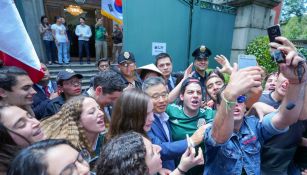 Afición celebra el pase de México en la Embajada de Corea 