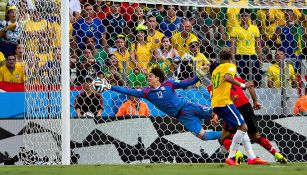 Ochoa y su histórica atajada en el Mundial de Brasil 2014