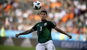 Carlos Salcedo en acción durante un partido contra Suecia