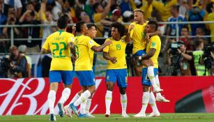 Jugadores de Brasil celebran un gol de Paulinho en Rusia 2018