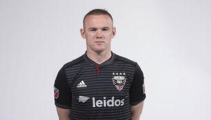 Wayne Rooney posa con la playera del DC United