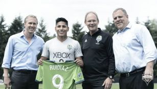 Ruidíaz posa con la playera de Seattle Sounders 