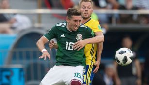 Herrera pelea un balón en el juego frente a Suecia