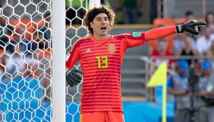 Ochoa da instrucciones en tiro de esquina frente a Alemania 