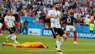 Fazio y Armani se lamentan tras un gol de Mbappé