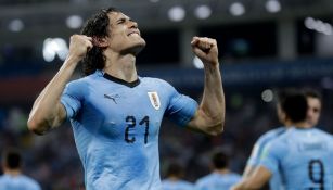 Cavani celebra uno de sus dos goles frente a Portugal