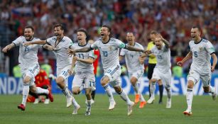 Rusos celebran la victoria contra España en el Mundial 