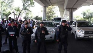 Policías, durante la manifestación en Periférico Sur