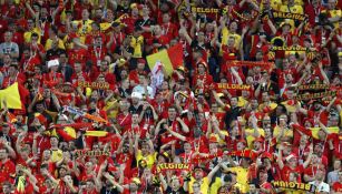 Aficionados disfrutan del partido entre Inglaterra y Bélgica 