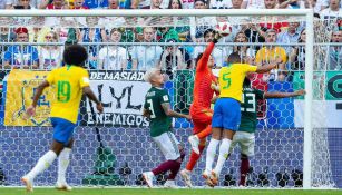 Ochoa ataja tiro de Casemiro