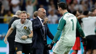 Roberto Martínez celebra con el portero Courtois el triunfo sobre Japón