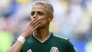 Chicharito saluda a la afición previo al partido contra Brasil 