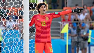 Ochoa da indicaciones en un juego del Tri durante Rusia 2018