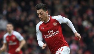 Mesut Özil en un partido del Arsenal