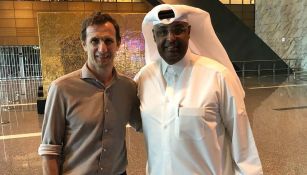 Rodolfo Arruabarrena (izq) posa con Hamad Omar al-Athani (der)