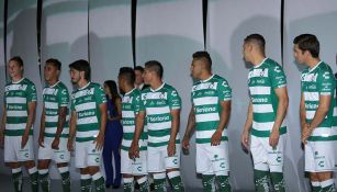 Jugadores de Santos posan con la nueva camiseta