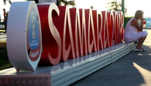 Aficionada a las afueras del Estadio de Samara