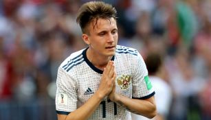 Golovín se lamenta tras fallar en un partido de Rusia 