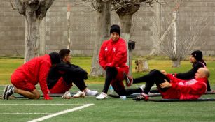 Martín Nervo, al centro de sus excompañeros del Club Atlético Huracán