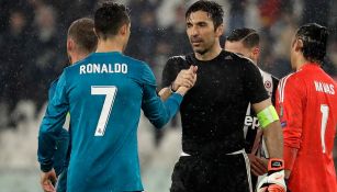 Cristiano y Buffon se saludan después de un partido