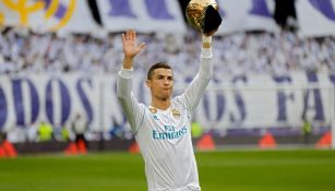 CR7 muestra al Santiago Bernabéu su Balón de Oro 