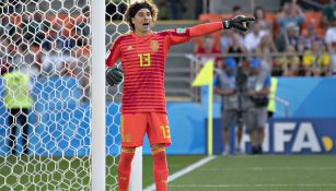 Ochoa da instrucciones a sus compañeros en tiro de esquina durante la Copa del Mundo