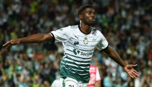 Djaniny Tavares festeja un gol con Santos Laguna