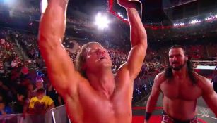 Dolph Ziggler festeja con el campeonato Intercontinental